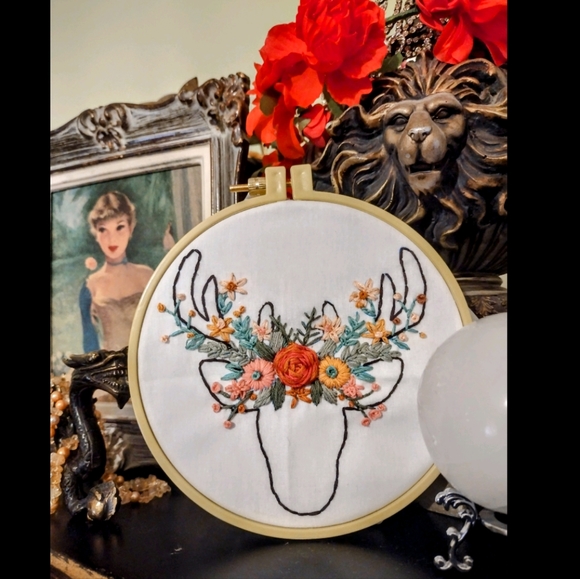 🌸🦌Hand Embroidered beautiful "Deerly Unbeloved" - Picture 3 of 13